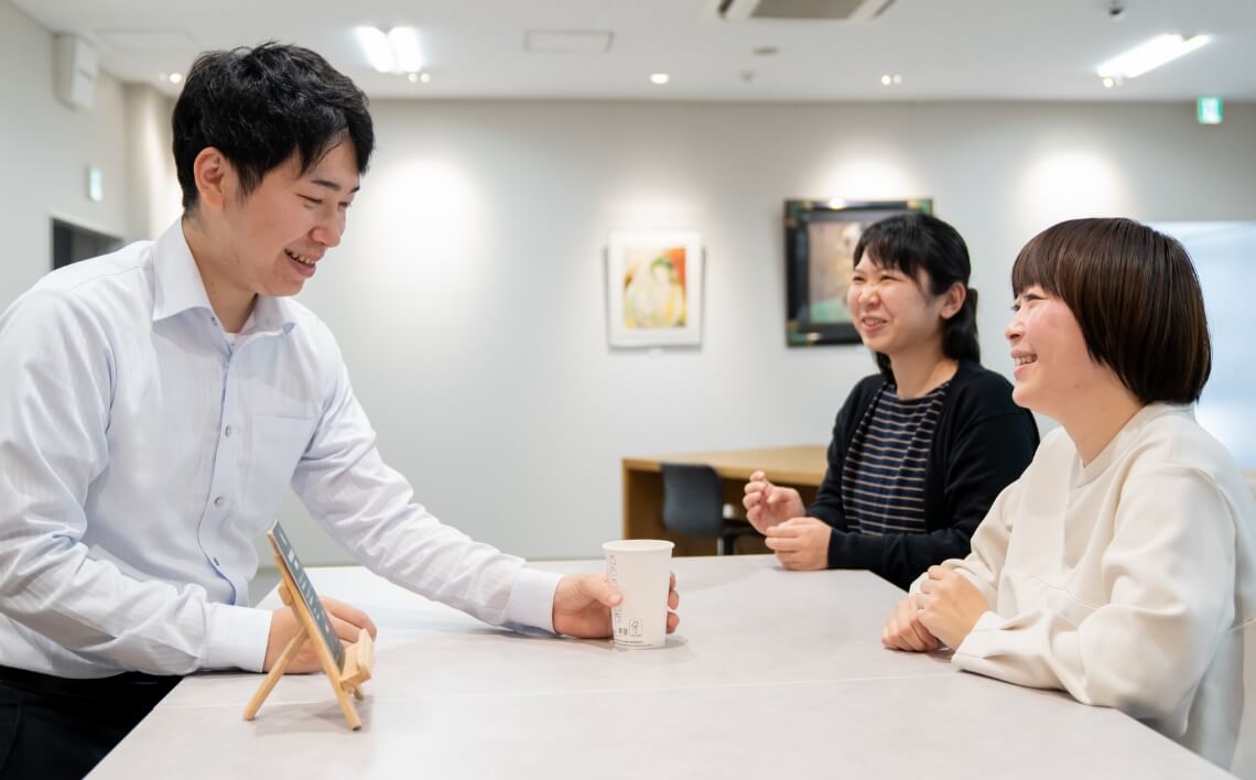 ドリンク片手に会話が弾むカフェスペース